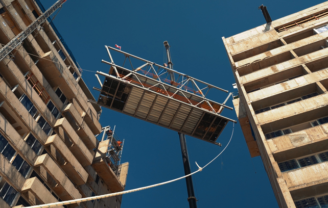 Instalamos el primer puente de doble altura en un edificio residencial en Chile